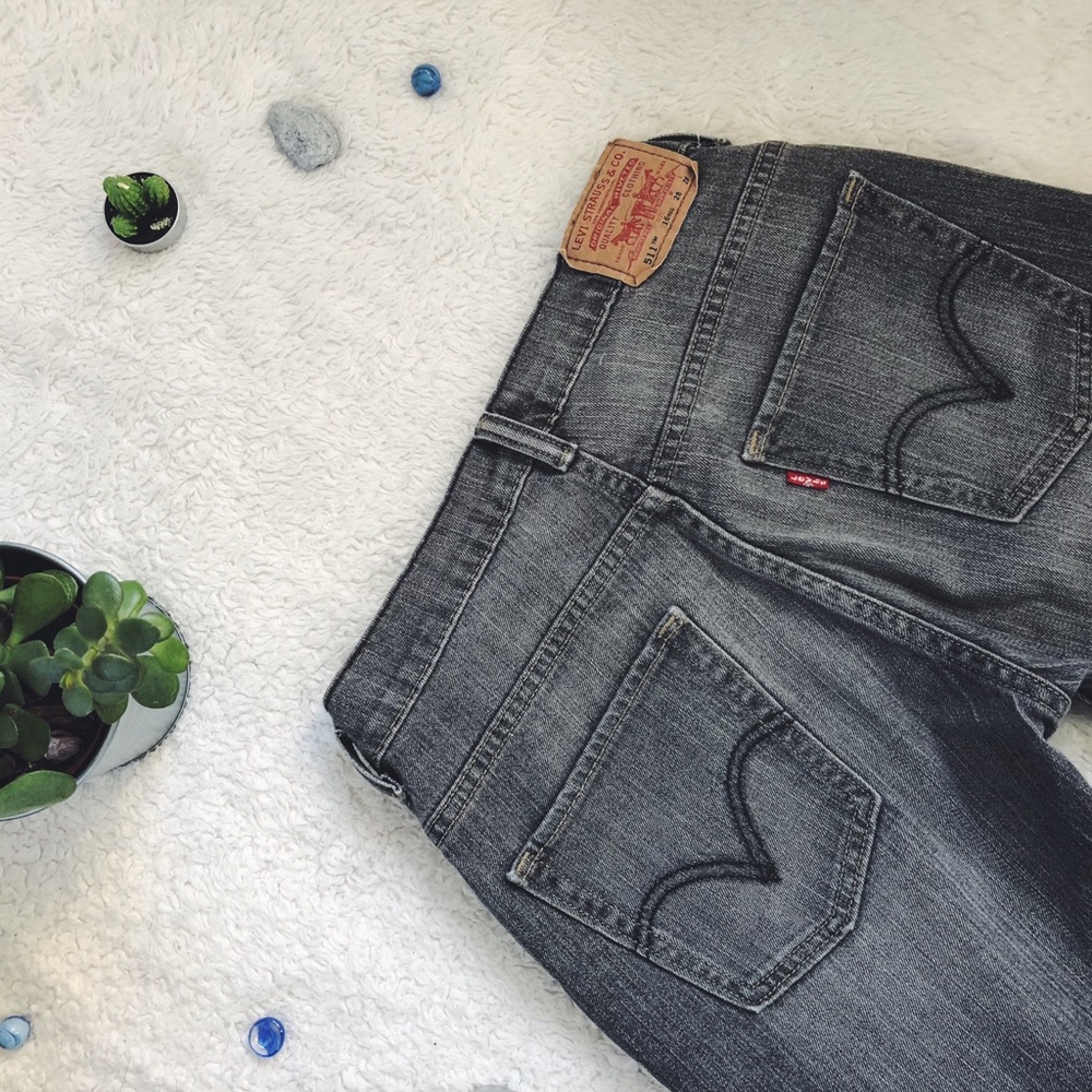 Washed Black Raw Hem Levi’s 🌊